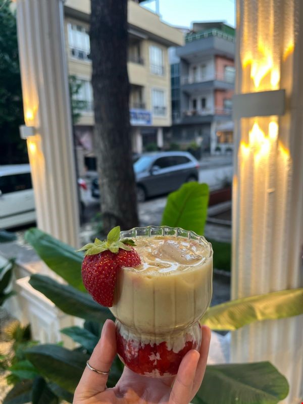 ıced çilekli macha latte